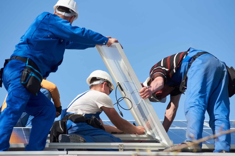 apprenez les compétences nécessaires pour devenir un leader dans le domaine photovoltaïque grâce à notre programme de formation complet.