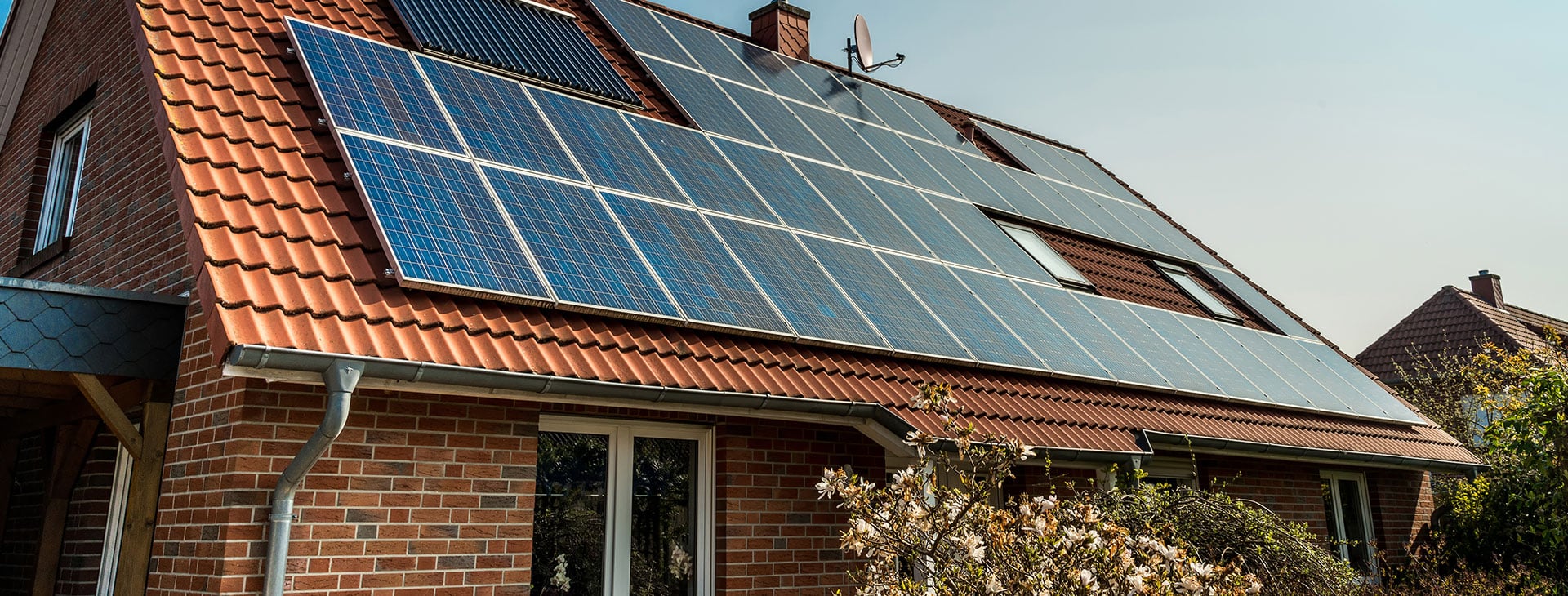 découvrez comment l'installation de panneaux solaires par des professionnels peut vous aider à économiser sur votre facture d'électricité et à contribuer à la protection de l'environnement. demandez un devis gratuit dès maintenant !