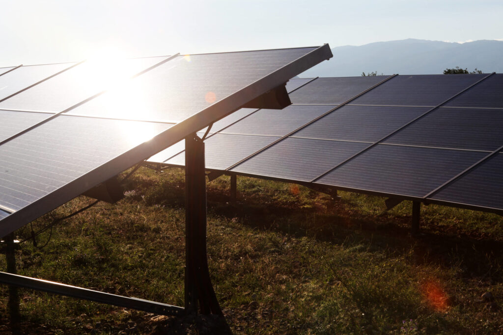 découvrez les opportunités offertes par les panneaux photovoltaïques pour réduire vos factures d'énergie et contribuer à la protection de l'environnement. investissez dans une énergie renouvelable durable et profitez des avantages financiers et écologiques qu'elle procure.