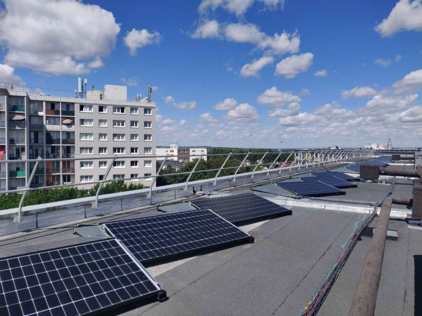 découvrez les solutions photovoltaïques à amiens pour une énergie renouvelable et durable. profitez des avantages de l'énergie solaire, réduisez vos factures d'électricité et participez à la transition énergétique. contactez-nous dès aujourd'hui pour un devis personnalisé !