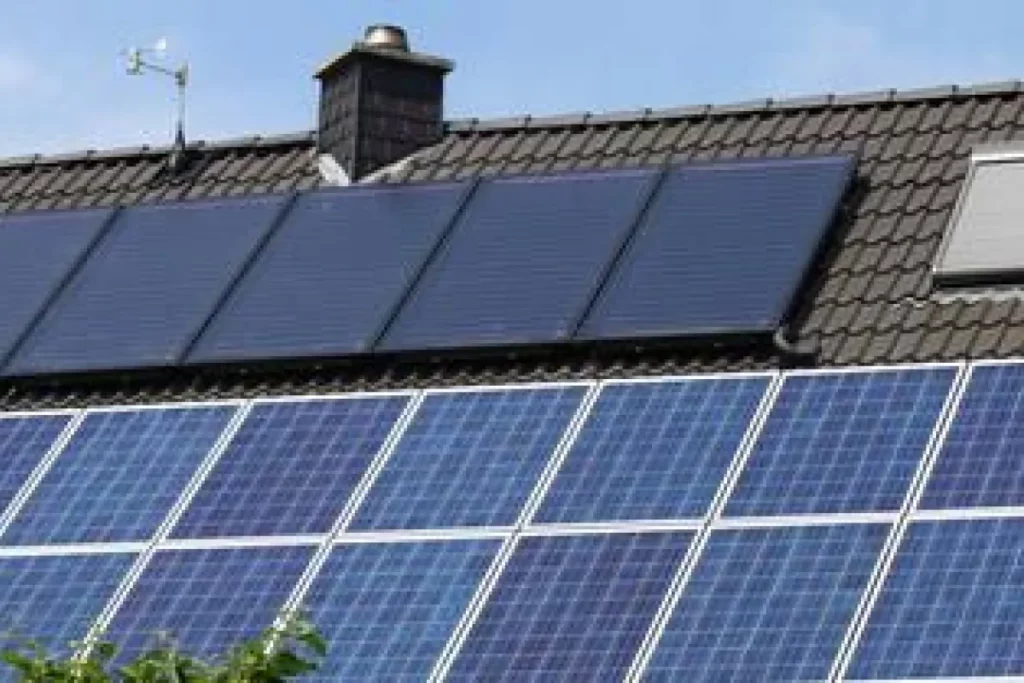 découvrez les principales différences entre les panneaux photovoltaïques et thermiques dans notre guide complet. apprenez comment chaque technologie capte et utilise l'énergie solaire, les avantages et inconvénients de chaque système, ainsi que leurs applications spécifiques pour un choix éclairé dans vos projets d'énergie renouvelable.