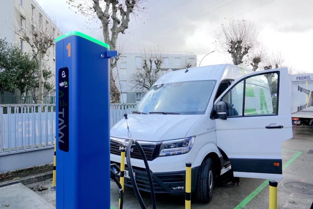 découvrez comment optimiser les bornes de recharge pour véhicules électriques afin d'améliorer l'efficacité, réduire les temps d'attente et maximiser l'expérience utilisateur. apprenez les meilleures pratiques et solutions innovantes pour un réseau de recharge performant.