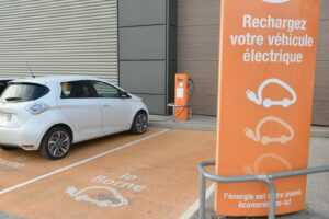 découvrez les principales attentes des utilisateurs concernant les bornes électriques : accessibilité, rapidité de charge, compatibilité des véhicules et services complémentaires. informez-vous sur les besoins des conducteurs pour optimiser l'expérience de recharge.