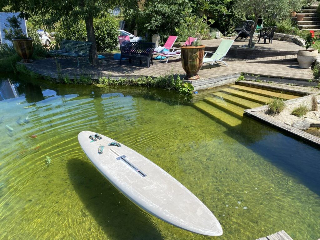 découvrez notre piscine écologique clé en main, alliant design moderne et respect de l'environnement. profitez d'une baignade saine grâce à des systèmes de filtration naturelle et une intégration harmonieuse dans votre jardin. optez pour une solution durable et esthétique pour votre espace extérieur.