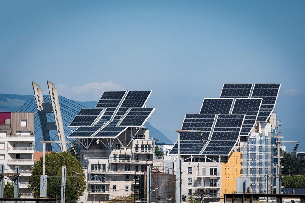 découvrez les avantages de l'autoconsommation collective photovoltaïque : une solution écologique et économique pour produire votre propre énergie solaire en groupe, réduire vos factures d'électricité et participer à la transition énergétique tout en collaborant avec vos voisins.