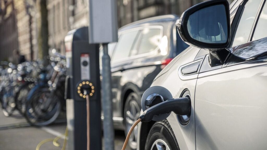 découvrez les dernières réglementations concernant les bornes électriques en france. informez-vous sur les normes, les obligations et les initiatives mises en place pour promouvoir l'installation et l'utilisation des bornes de recharge pour véhicules électriques.