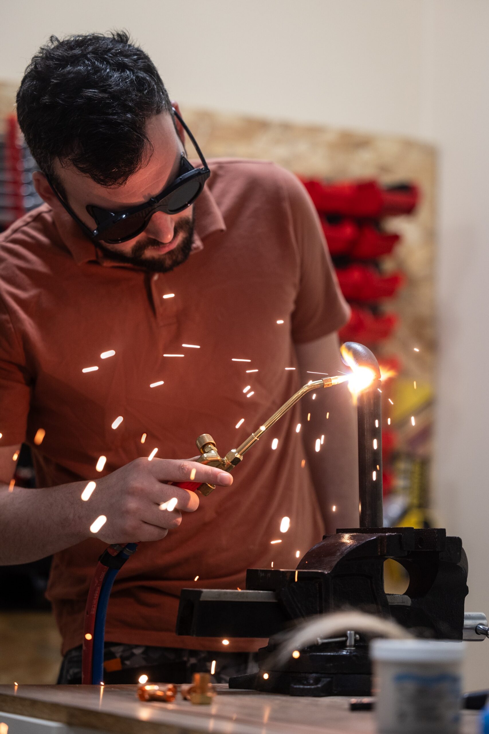 découvrez l'importance du bouche-à-oreille en plomberie : comment les recommandations et retours d'expérience des clients influencent le choix des artisans de plomberie, garantissant confiance et qualité dans vos projets de rénovation.