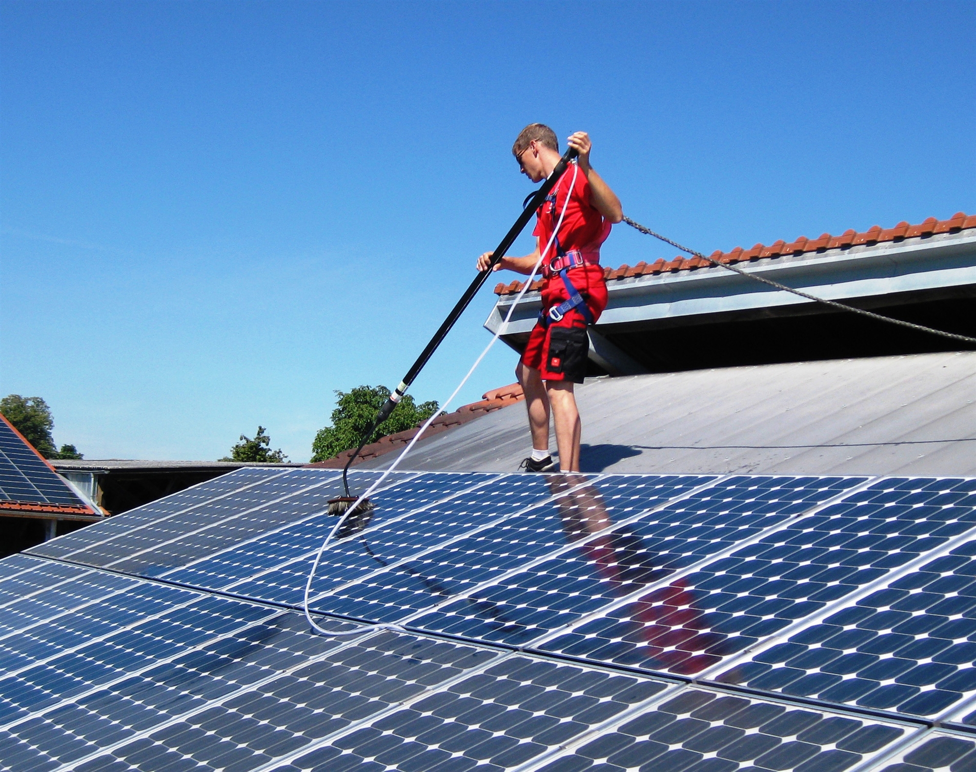 découvrez l'importance de l'entretien des panneaux photovoltaïques pour garantir une performance optimale et une durabilité prolongée de votre installation. apprenez les meilleures pratiques et conseils pour maintenir vos panneaux en parfait état et maximiser votre production d'énergie solaire.