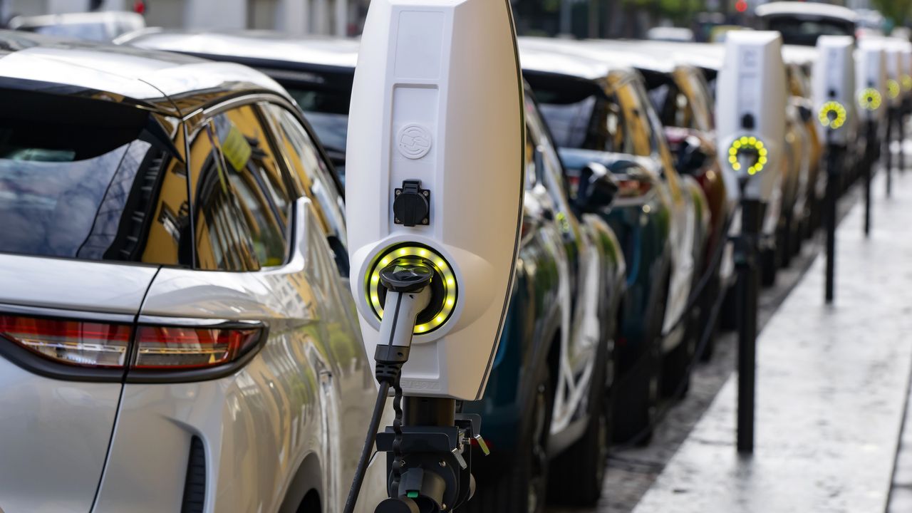 découvrez les incitations pour l'installation de bornes électriques en france. informez-vous sur les aides financières, subventions et avantages fiscaux pour favoriser la transition vers une mobilité durable.