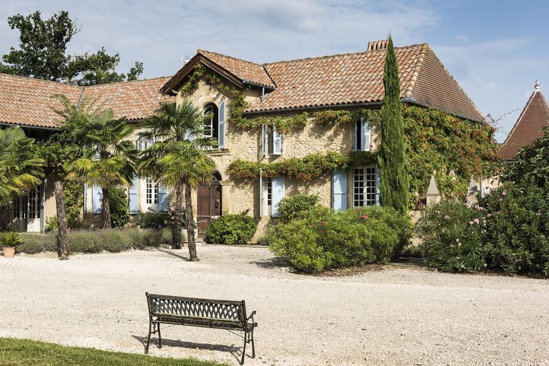 découvrez comment optimiser l'isolation de vos combles dans les maisons anciennes pour améliorer le confort thermique et réduire vos factures d'énergie. nos conseils et techniques adaptées aux bâtiments historiques vous permettront de préserver le charme de votre demeure tout en bénéficiant d'une efficacité énergétique moderne.