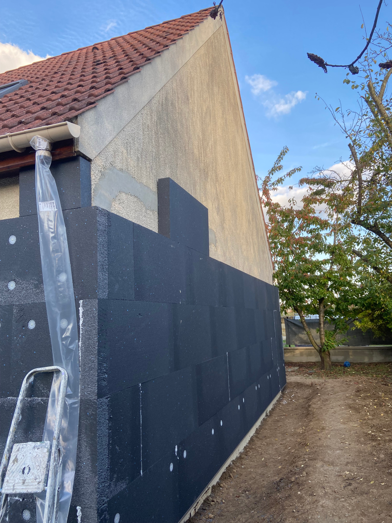 découvrez comment l'isolation des murs extérieurs peut améliorer l'efficacité énergétique de votre maison, réduire vos factures de chauffage et créer un environnement intérieur plus confortable. apprenez les techniques et matériaux les plus adaptés pour optimiser l'isolation de votre habitat.