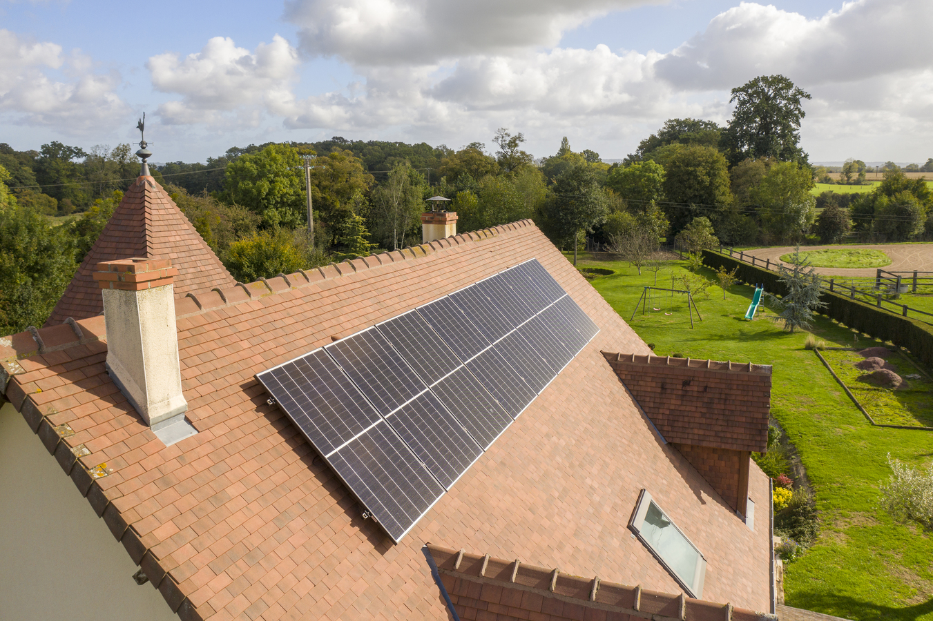 découvrez comment intégrer des panneaux photovoltaïques dans votre maison pour réduire vos factures d'énergie et contribuer à un avenir durable. explorez les avantages, les coûts et les subventions disponibles pour une installation réussie.