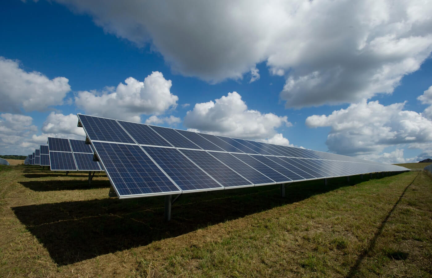 découvrez comment les panneaux photovoltaïques peuvent vous aider à atteindre l'indépendance énergétique. optez pour une source d'énergie renouvelable, réduisez vos factures et contribuez à la préservation de l'environnement tout en profitant d'une solution économique et durable.