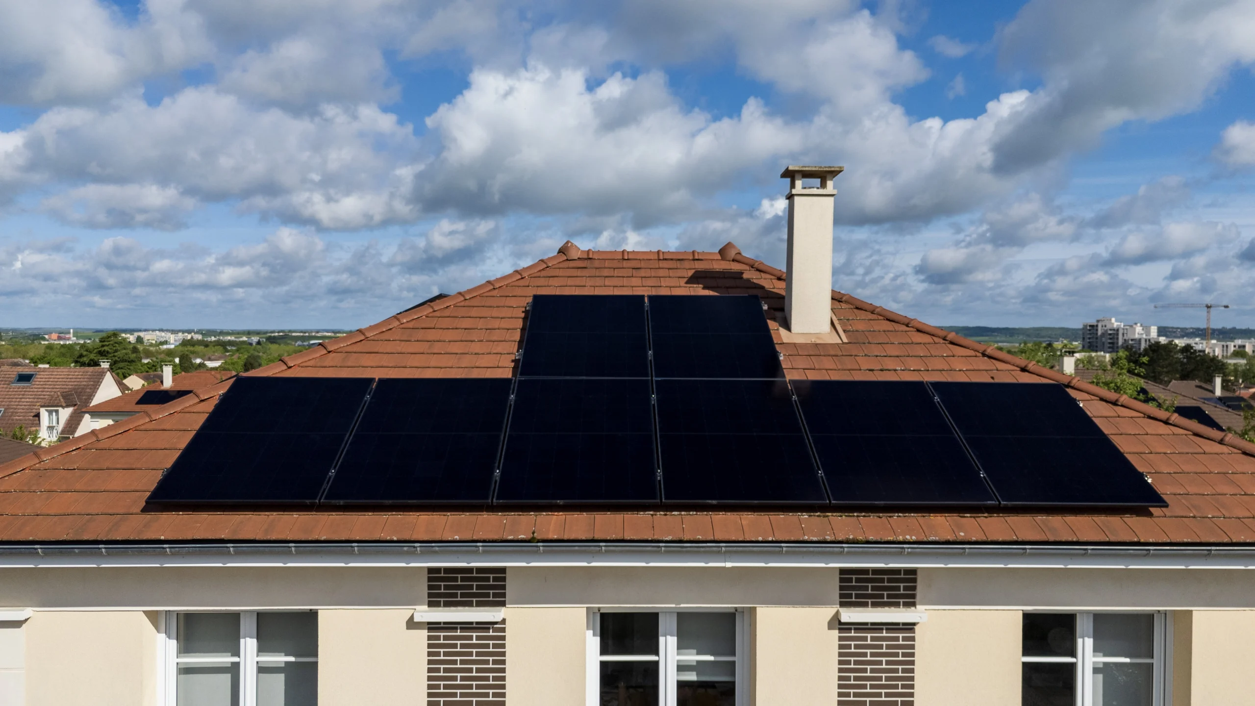 découvrez comment les panneaux photovoltaïques peuvent vous offrir une indépendance énergétique durable. explorez les avantages de l'énergie solaire et comment elle révolutionne votre consommation d'électricité tout en réduisant votre impact environnemental.