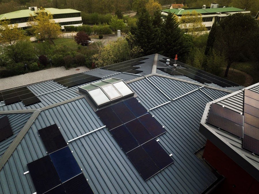 découvrez comment les panneaux photovoltaïques urbains transforment nos villes en espaces durables. apprenez les avantages de l'énergie solaire en milieu urbain, leur installation et leur impact positif sur l'environnement. optez pour une solution énergétique innovante et écologique!