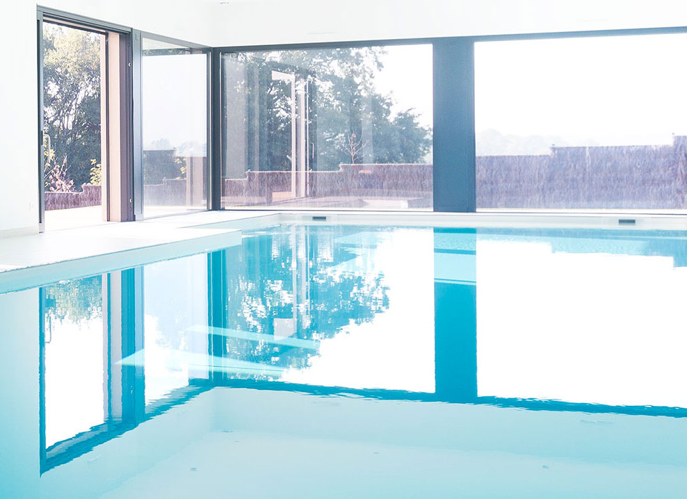 découvrez le plaisir d'une piscine intérieure, idéale pour se détendre et nager tout au long de l'année. profitez d'un espace convivial et relaxant, conçu pour toute la famille, et transformez votre maison en un véritable havre de paix aquatique.