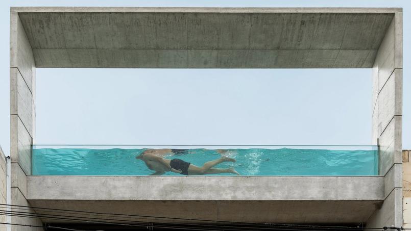 découvrez l'univers des piscines sur toit, un espace de détente unique offrant une vue imprenable. transformez votre terrasse en un véritable havre de paix et de luxe avec nos conseils et inspirations pour la conception d'une piscine surélevée.