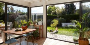 découvrez comment agrandir votre maison avec une véranda moderne et élégante. transformez votre espace de vie en profitant de la lumière naturelle tout en ajoutant une touche de design à votre intérieur. explorez nos conseils et idées inspirantes pour réaliser ce projet d'extension.