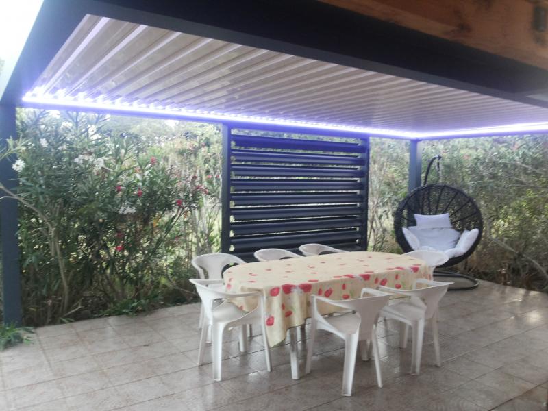 découvrez nos solutions d'éclairage pour pergolas en aluminium, alliant élégance et fonctionnalité. transformez votre espace extérieur en un lieu convivial et accueillant grâce à nos luminaires adaptés aux pergolas, offrant ambiance chaleureuse et design moderne.