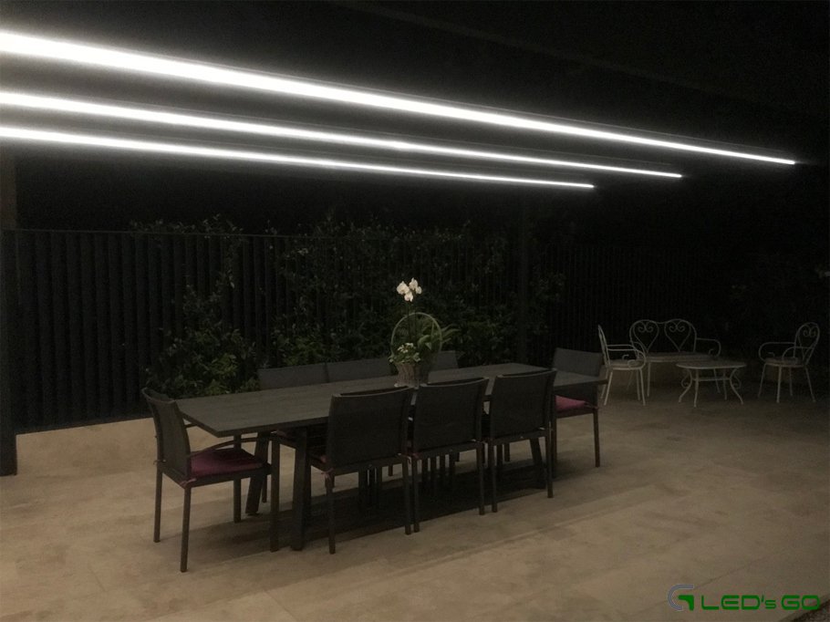 découvrez notre vaste sélection d'éclairages pour pergolas en aluminium, alliant esthétique et fonctionnalité. créez une ambiance chaleureuse et moderne dans votre espace extérieur tout en profitant d'une durabilité à long terme. transformez votre jardin en un havre de paix lumineux.