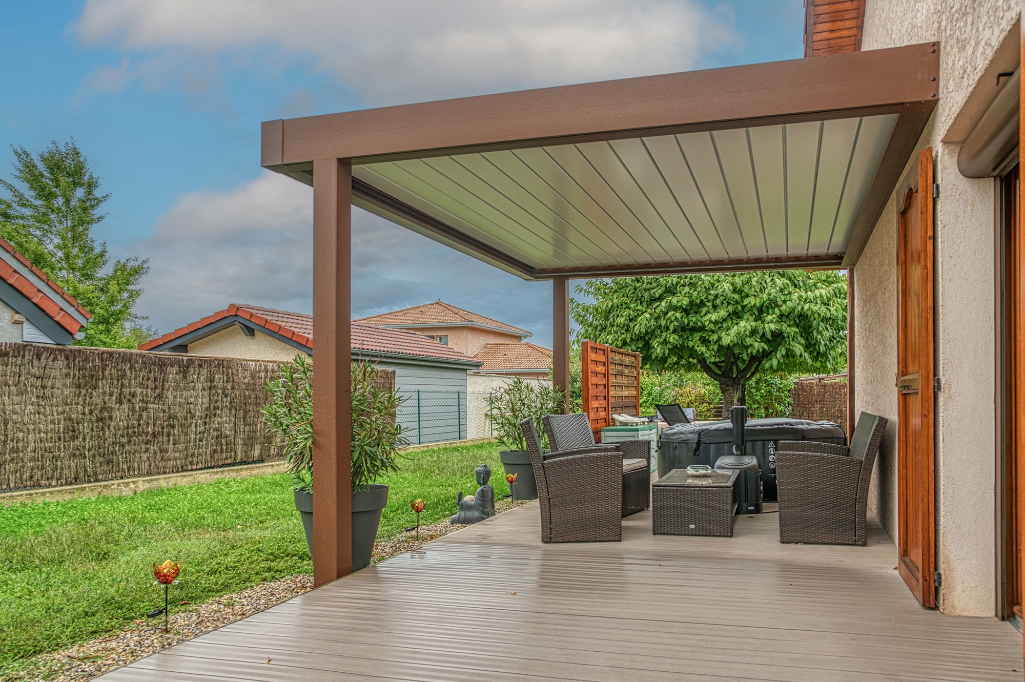 découvrez notre pergola chauffage innovante, alliant design moderne et confort thermique. transformez votre espace extérieur en un oasis de bien-être, même lors des soirées fraîches. profitez d'un moment convivial en toute saison grâce à notre solution de chauffage intégrée, idéale pour tous vos événements en plein air.