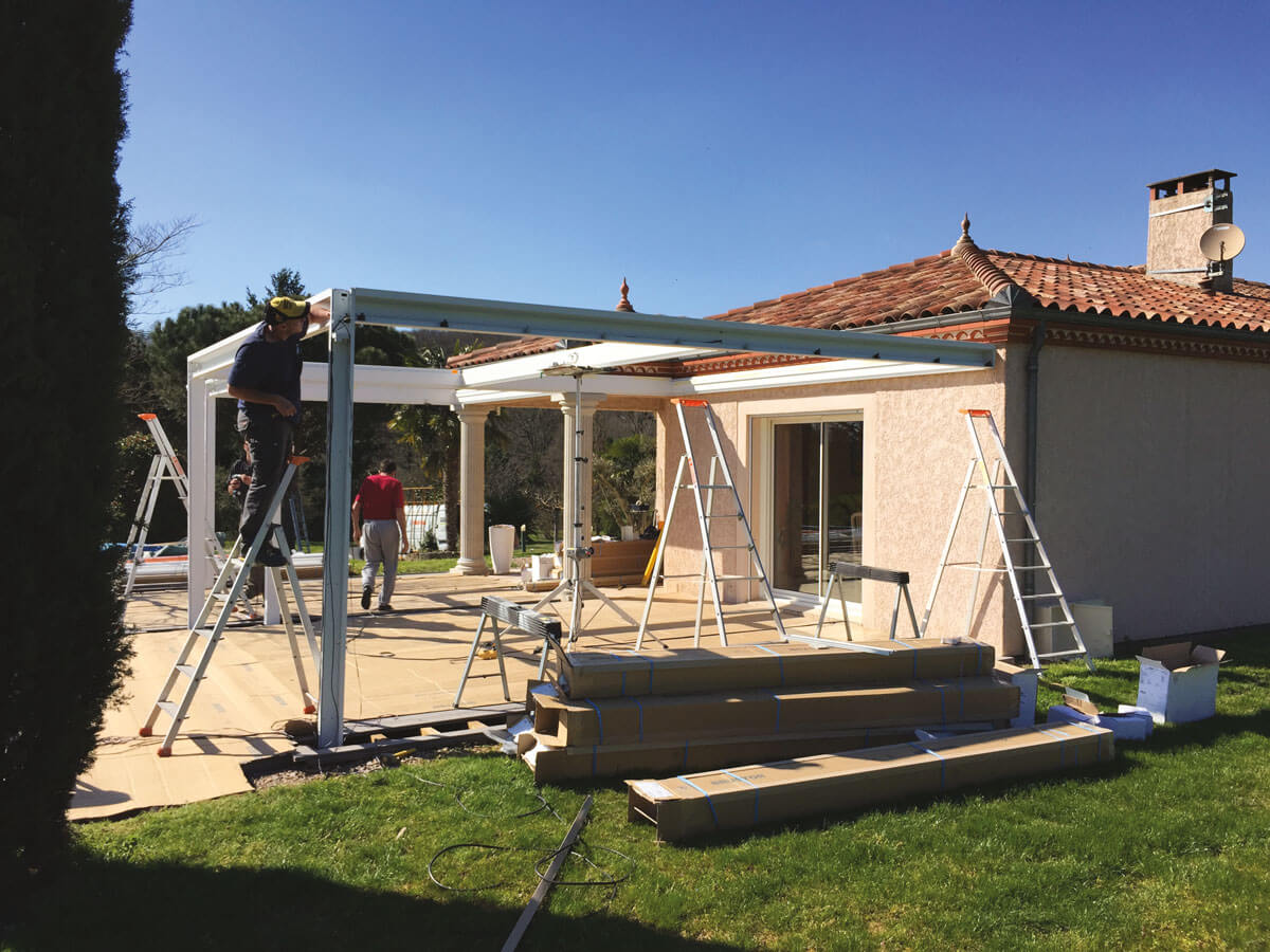 découvrez nos pergolas sur mesure pour embellir votre jardin. personnalisez votre espace extérieur avec style et confort grâce à des designs uniques adaptés à vos besoins.