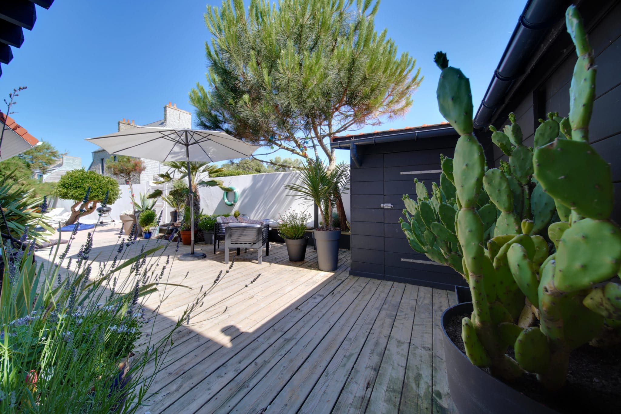 découvrez nos services de remplacement de toiture terrasse, garantissant une étanchéité optimale et une isolation efficace. faites confiance à notre expertise pour redonner vie à votre espace extérieur tout en améliorant votre confort intérieur.