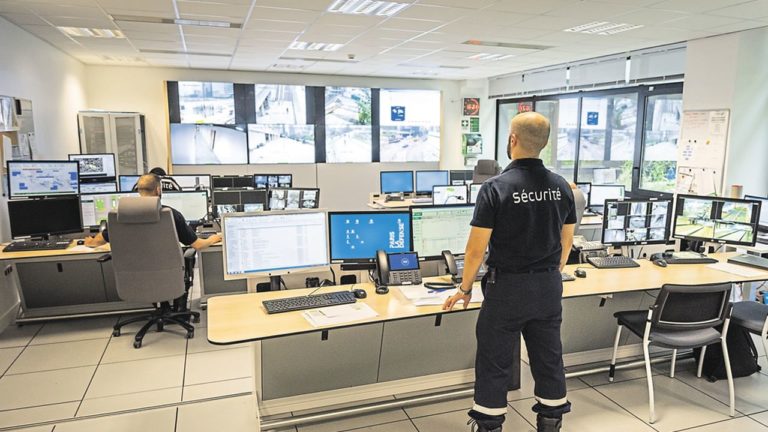 assurez la sécurité de votre entreprise avec notre service de télésurveillance. bénéficiez d'une surveillance 24/7, d'alertes en temps réel et d'une protection optimale pour vos locaux commerciaux. protégez vos biens et votre tranquillité d'esprit grâce à notre expertise en sécurité.