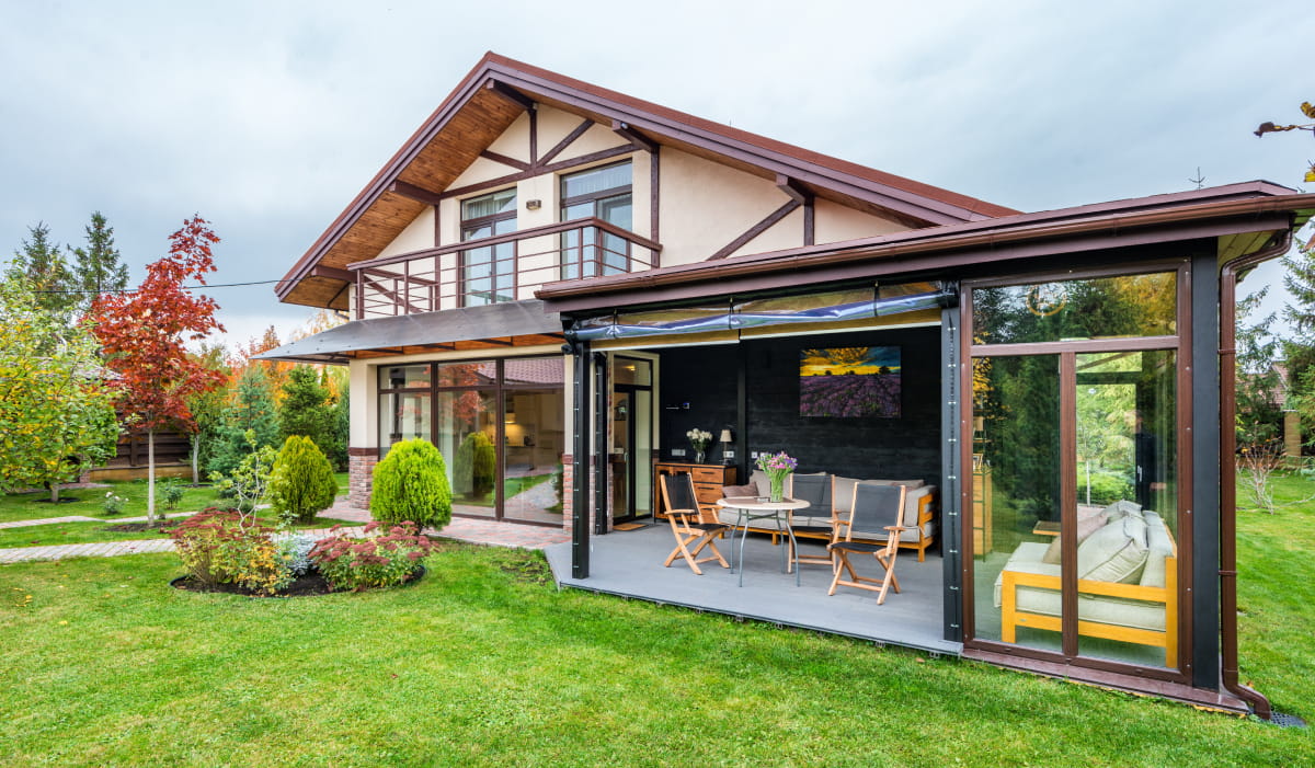 découvrez l'art de transformer votre espace extérieur avec une véranda jardin. profitez d'un espace lumineux et confortable, parfait pour se détendre, recevoir ou cultiver vos plantes, tout en ajoutant une touche d'élégance à votre maison.