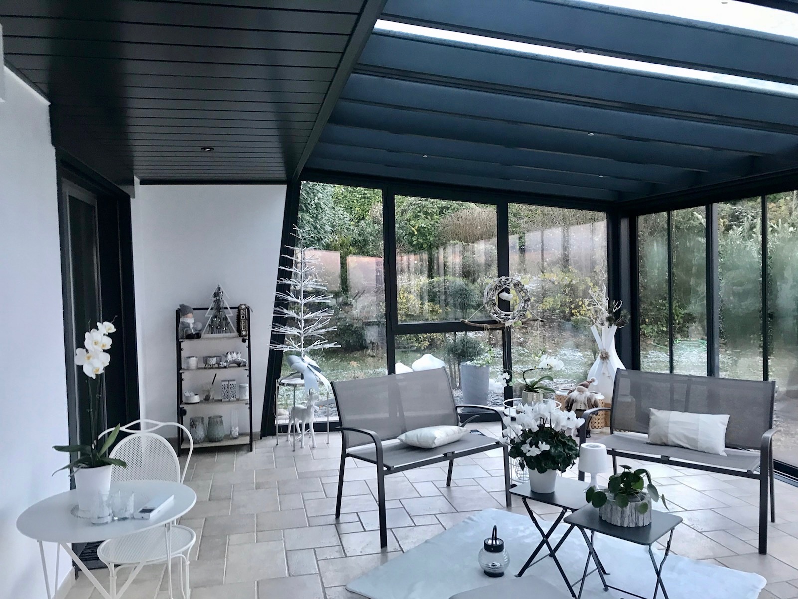 découvrez comment transformer votre espace de vie avec une véranda salon, un lieu chaleureux et lumineux, parfait pour se détendre et profiter de la nature tout en restant connecté à l'intérieur de votre maison.